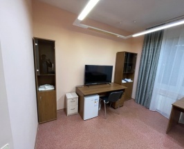 четырехместный номер с 2 раздельными кроватями и двуспальной диваном в Неделина