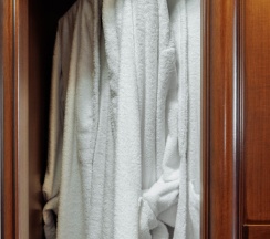 Двухместные апартаменты с 3 комнатами с балконом и с видом на море двуспальная кровать в Дом Москвы