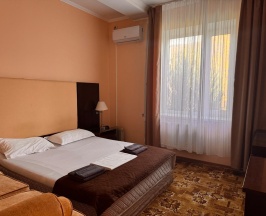 Семейный двухкомнатный улучшенный с двумя двуспальными кроватями и диваном в Алия