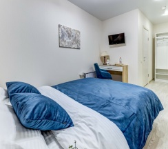 Улучшенная двухместная комната с 1 кроватью и собственной ванной комнатой в МК Распутина