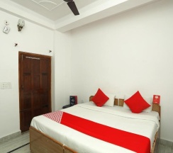Двухместный номер Standard двуспальная кровать в OYO 14185 Laxmi Yellow Guest House
