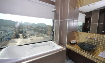 Двухместный номер Superior с видом на город двуспальная кровать в Chalelarn Hotel
