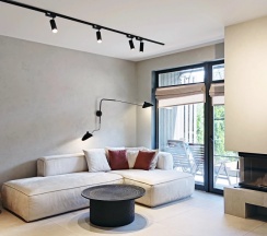 Семейный коттедж с балконом и с красивым видом из окна в Калайчев двор