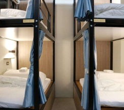 Кровать в общем номере в DAN Hostel