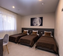 Номер стандарт с 3 односпальными кроватями в Moon