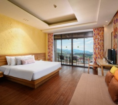 Двухместный номер Superior с видом на море двуспальная кровать в Karon Phunaka Resort
