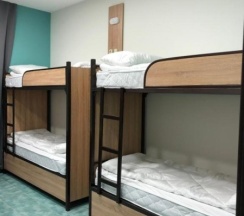 Кровать в женском шестиместном номере в Танский