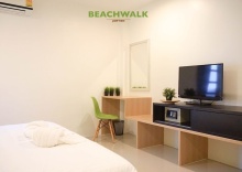 Двухместный номер Superior с балконом и с видом на город двуспальная кровать в Beachwalk Jomtien