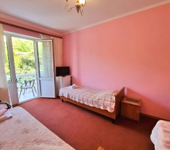 Трёхместный полулюкс с балконом и с красивым видом из окна в Милана