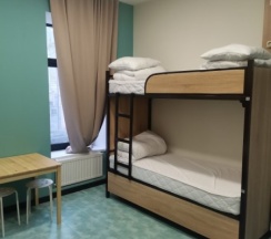 Кровать  в мужском шестиместном номере в Танский