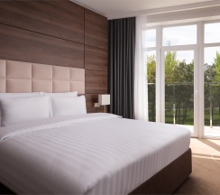 Номер Executive Suite Great с двуспальной кроватью, двумя односпальными кроватями, кресло-кроватью и диван-кроватью в Movenpick Resort&SPA Anapa Miracleon