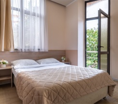 Двухкомнатный люкс с балконом и двумя ванными комнатами в Грант-1 by Viva Hotels Group