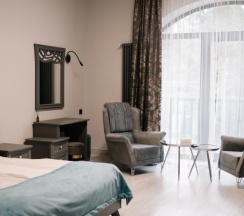 Вилла с балконом и с красивым видом из окна в Residence Village