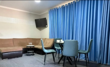 Двухместные апартаменты с балконом и с видом на внутренний двор двуспальная кровать в Лола