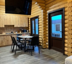 Коттедж с балконом и с красивым видом из окна в Domik_05