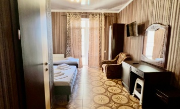 Трехместный номер с двуспальной и односпальной кроватями в Ахиллес