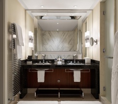 Номер люкс посольский с 1 двуспальной кроватью в Four Seasons Hotel Moscow