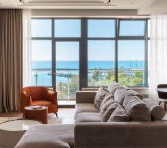 Трехкомнатный апартамент Luxury Dubai с двумя спальнями в Real Apartments Sochi