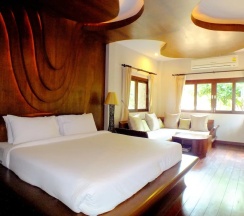Двухместная вилла с красивым видом из окна двуспальная кровать в Bura Resort, Chiang Rai
