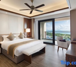 Люкс с 2 комнатами с видом на море в Jinghai Hotel & Resort