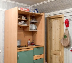 Кровать в общем номере с красивым видом из окна в Атлантида