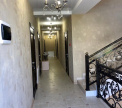 Стандартный семейный номер с 1 двуспальной и двухуровневой кроватью в Жемчужинка