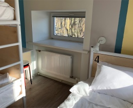 Кровать в женском 4-местном номере с общей ванной комнатой в Форвикс