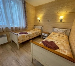 Шестиместный коттедж с 3 комнатами с красивым видом из окна в Аврора Country House