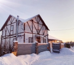 Двухместный коттедж с 4 комнатами с балконом двуспальная кровать в Уютный дом на Родине Деда Мороза