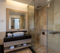 Люкс New семейный с джакузи на крыше с 3 комнатами в Phunawa Resort