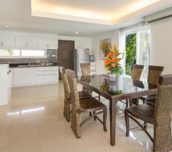 Вилла с 4 комнатами с балконом в Tropicana Pool Villa