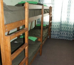 Кровать в общем номере в Фикус