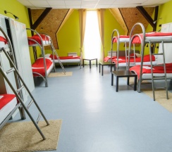 Кровать в общем номере с красивым видом из окна в HostelCity 57