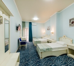 Трёхместный номер Стандарт с балконом в Dvin