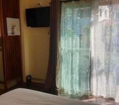 Двухместный номер Standard с видом на сад двуспальная кровать в Little Guest House Hotel