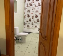 пятиместный номер с двумя двумя двухспальными кроватями и односпальной кроватью в Неделина