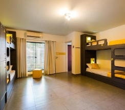 Кровать в общем номере с балконом в Concept Design Hostel & Suite