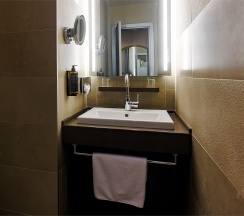 Номер Executive Suite c большой двуспальной кроватью в МЕРКЮР ТЮМЕНЬ ЦЕНТР