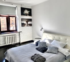 Двухместные апартаменты с 2 комнатами с балконом и с красивым видом из окна двуспальная кровать в Апартаменты InterLoft 6 Old Town Free Parking Wi-Fi 100/50 Smart TV