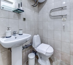 Двухместная комната с 1 кроватью и собственной ванной комнатой в МК Распутина