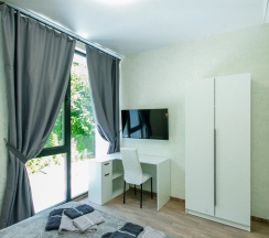 Четырёхместные апартаменты с 3 комнатами с балконом в Валентина