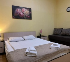 Семейный номер с двуспальной кроватью и диваном в Boho Centr Nevsky 140 Hotel