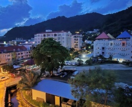 Кровать в общем номере (мужской номер) с балконом в Hotel The Journey Patong New