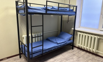 Кровать в 8-местном общем мужском номере в Точка