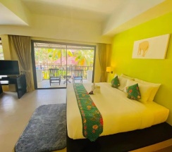 Двухместный люкс с балконом (двуспальная кровать) в Palm Galleria Resort