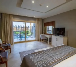Двухместный полулюкс Posh Club Swim Up двуспальная кровать в Sunrise Crystal Bay Resort