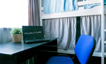 Кровать в общем пятиместном номере в Maestro Hostel