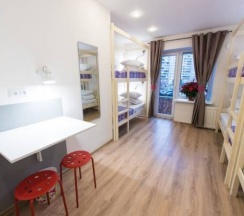 Спальное место в комнате для женщин в Star home