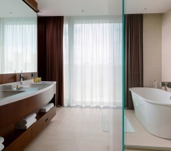 Люкс Luxury с балконом и с видом на реку в Minsk Marriott Hotel