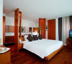 Двухместный люкс с видом на море двуспальная кровать в La Flora Resort Patong